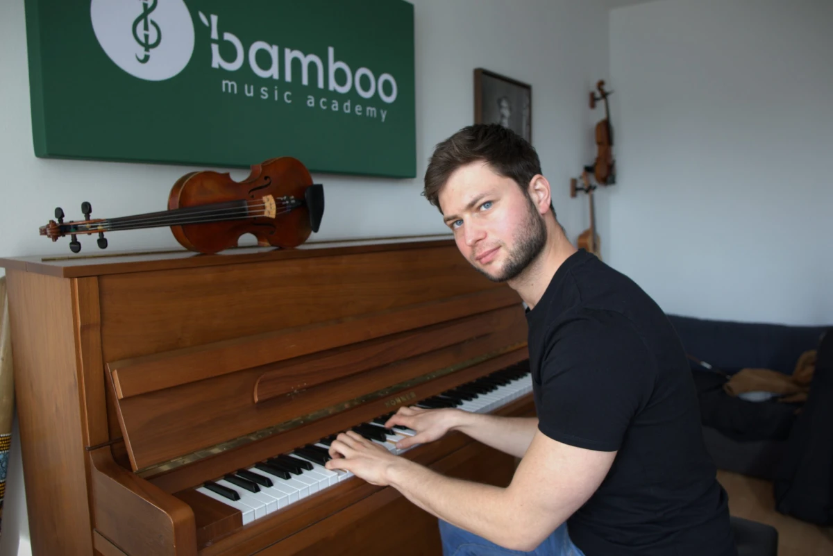 javier navas play to piano