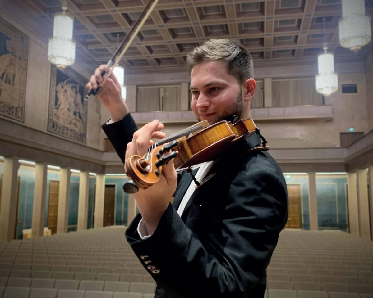 javier-navas-play-to-violin-in-concert Cuadrada javier navas play to violin in concert