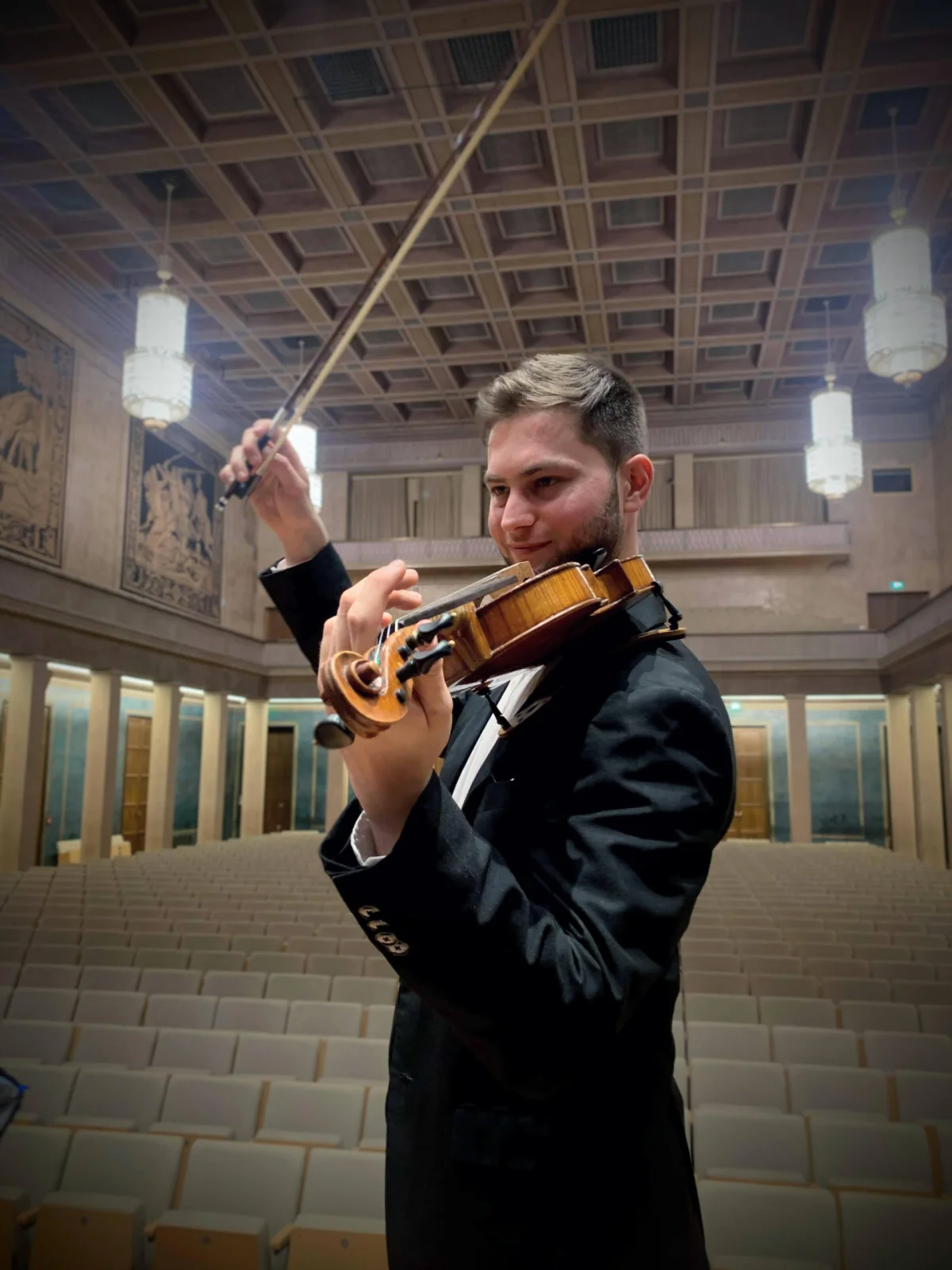 javier navas play to violin in concert javier navas play to violin in concert